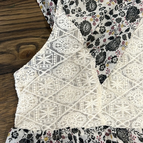 Torrid Floral Flutter Sleeves Blouse 1 1X Black White Lace Semi Sheer Top - Picture 7 of 8